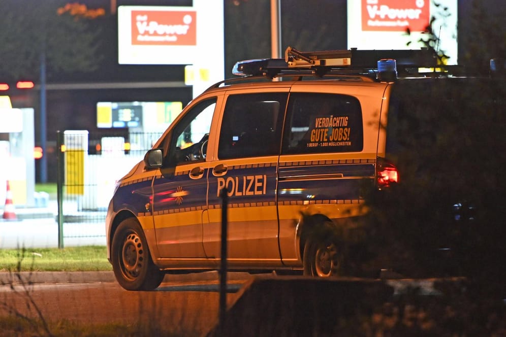 Polizeieinsatz an Tankstelle (Symbolbild): Bei einem Konflikt um 37 Euro und die Maskenpflicht mussten in der vergangenen Nacht mehrere Polizeistreifen einschreiten.