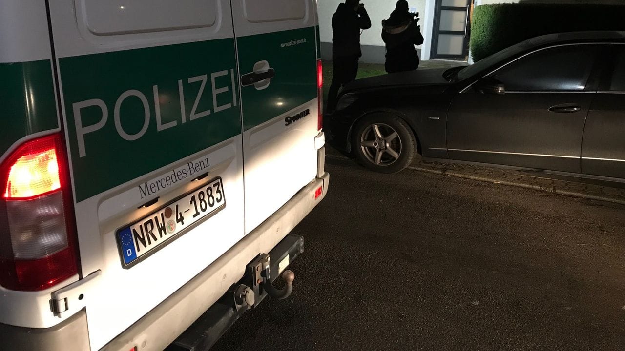 Ein Polizeiwagen steht vor einem Gebäude in Oberhausen. Ein Polizeiwagen steht vor einem Gebäude in Oberhausen.