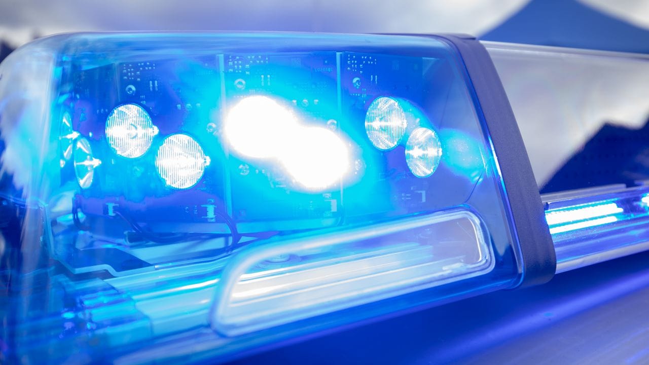 SYMBOLFOTO - Ein Blaulicht auf dem Dach eines Polizeifahrzeugs. SYMBOLFOTO - Ein Blaulicht auf dem Dach eines Polizeifahrzeugs.