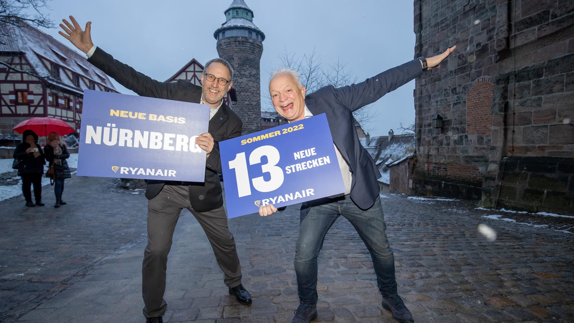 Edward Wilson (r), Geschäftsführer der irischen Fluggesellschaft Ryanair, und Michael Hupe, Geschäftsführer vom Albrecht Dürer Airport Nürnberg: Im Sommer 2022 sollen dort zwei Flugzeuge stationiert werden. Edward Wilson (r), Geschäftsführer der irischen Fluggesellschaft Ryanair, und Michael Hupe, Geschäftsführer vom Albrecht Dürer Airport Nürnberg: Im Sommer 2022 sollen dort zwei Flugzeuge stationiert werden.