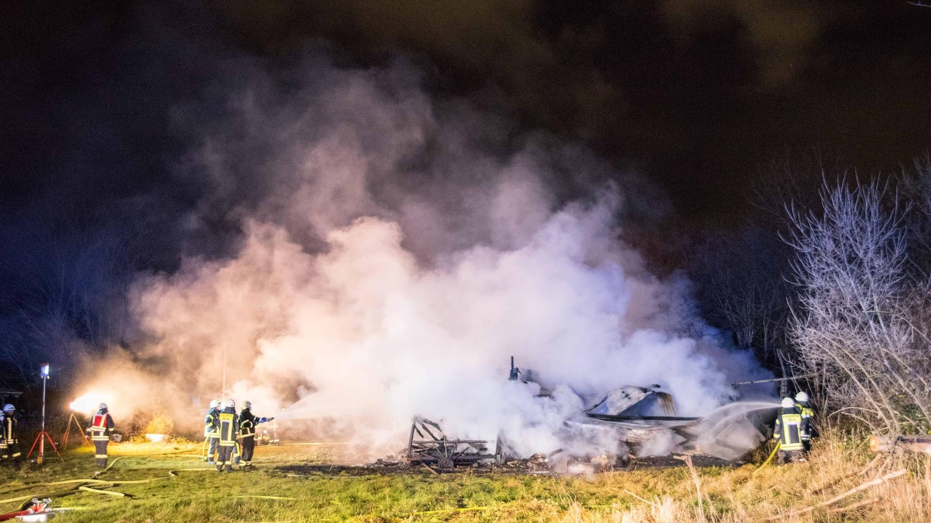 Feuerwehrmänner beim Einsatz: Vier Löschzüge waren nötig, um den Scheunenbrand in Köln-Roggendorf zu löschen. Feuerwehrmänner beim Einsatz: Vier Löschzüge waren nötig, um den Scheunenbrand in Köln-Roggendorf zu löschen.
