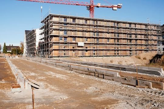 Ein Baukran steht am Holzneubau des Fördervereins "Collegium Academicum" Heidelberg im Stadtteil Rohrbach.