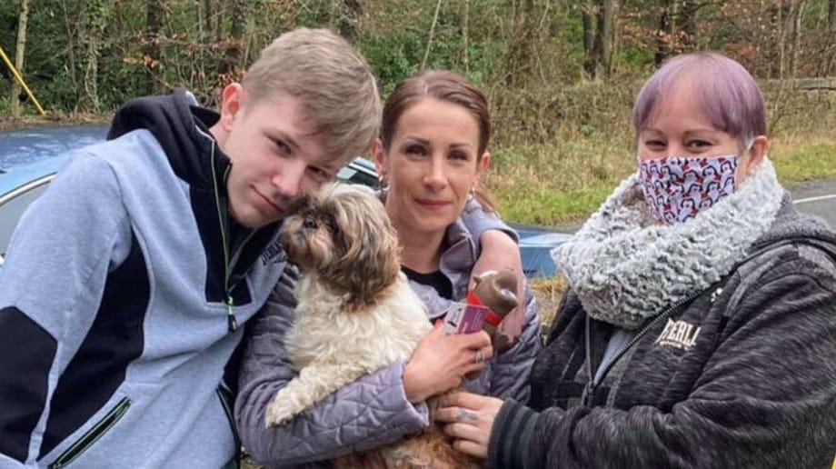 Januar: Vor acht Jahren verschwand Shih-Tzu-Hündin Roxy aus dem Garten der Familie Klubczuk in Großbritannien. Frauchen Magdalena Klubczuk glaubte, das geliebte Haustier sei tot. Doch genau zum Jahreswechsel geschah das Wunder: Kurz vor Mitternacht in der Silvesternacht wurde Roxy von zwei Frauen gefunden. Sie brachten die Hündin ins Tierheim, wo sie dank eines implantierten Chips mit ihrer Familie zusammengeführt werden konnte.