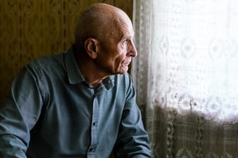 Älterer Mann blickt traurig (Symbolbild): Eine Witwenrente wird mit anderen Einkommen verrechnet.