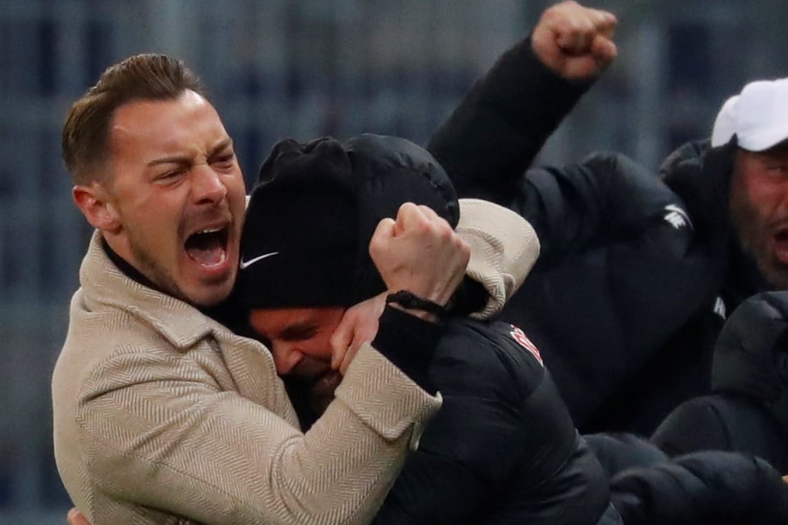 Siegerfaust geballt: Salzburg-Trainer Matthias Jaissle jubelt über das Achtelfinale.