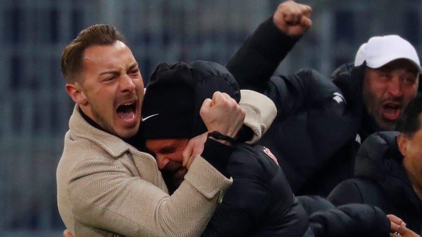 Siegerfaust geballt: Salzburg-Trainer Matthias Jaissle jubelt über das Achtelfinale.