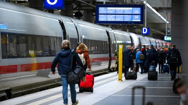 Zu Weihnachten sollen deutlich mehr Bahnen verkehren, vor allem auf stark befahrenen Strecken.