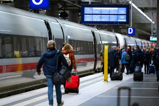 Zu Weihnachten sollen deutlich mehr Bahnen verkehren, vor allem auf stark befahrenen Strecken.