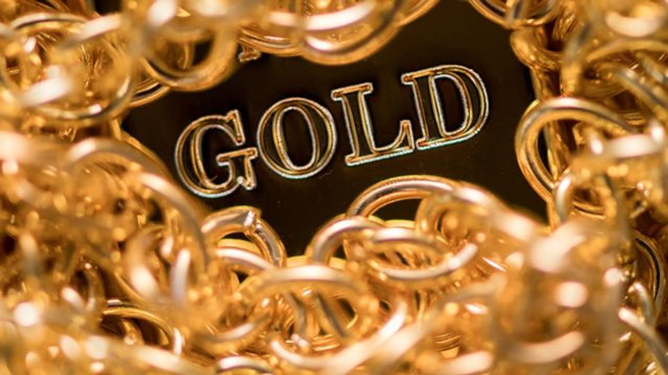 Wer in Gold investieren will, kann auch Wertpapiere kaufen.