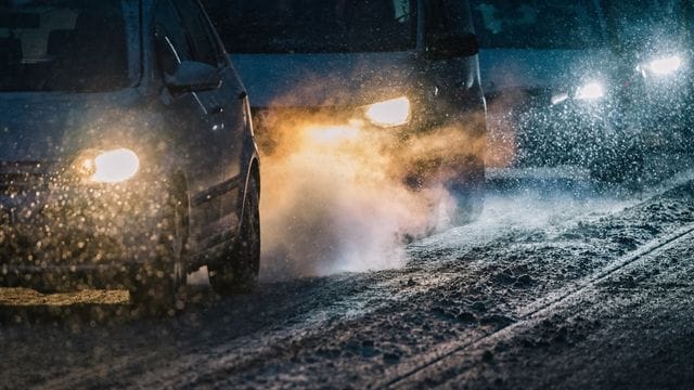 Unterwegs im dichten Stadtverkehr: Wer vor allem Kurzstrecken fährt, sollte gerade im Winter darauf achten, seine Autobatterie nicht zu überlasten.