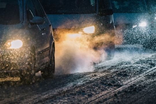 Unterwegs im dichten Stadtverkehr: Wer vor allem Kurzstrecken fährt, sollte gerade im Winter darauf achten, seine Autobatterie nicht zu überlasten.