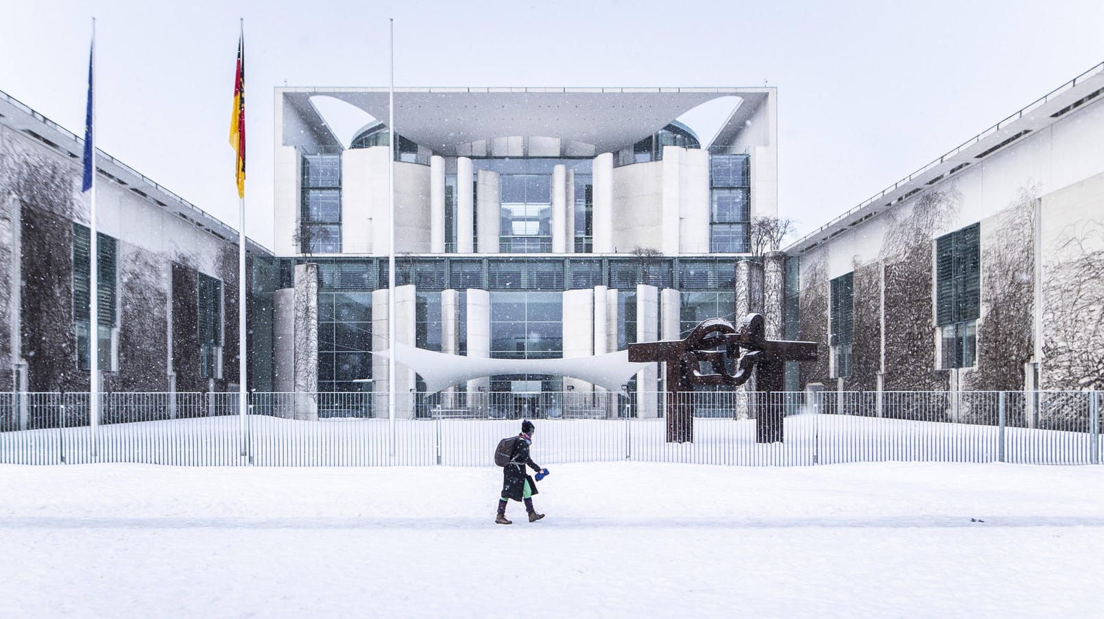 Bundeskanzleramt im Schnee: Hier könnte Olaf Scholz bald das oberste Stockwerk beziehen.