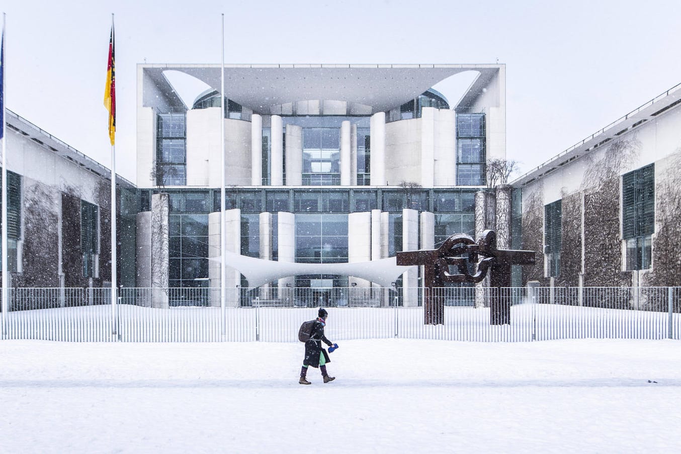 Bundeskanzleramt im Schnee: Hier könnte Olaf Scholz bald das oberste Stockwerk beziehen.