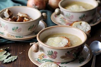 Rund 500 g Zwiebelringe werden für eine Zwiebelsuppe für vier Personen benötigt.