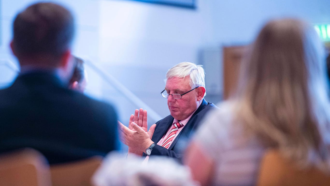 Karl-Josef Laumann, NRW-Minister für Arbeit, Gesundheit und Soziales bei einer Sitzung (Symbolbild): Ab heute kann das Gesundheitsamt auch Geimpfte nach einem Omikron-Kontakt in Quarantäne schicken. Karl-Josef Laumann, NRW-Minister für Arbeit, Gesundheit und Soziales bei einer Sitzung (Symbolbild): Ab heute kann das Gesundheitsamt auch Geimpfte nach einem Omikron-Kontakt in Quarantäne schicken.