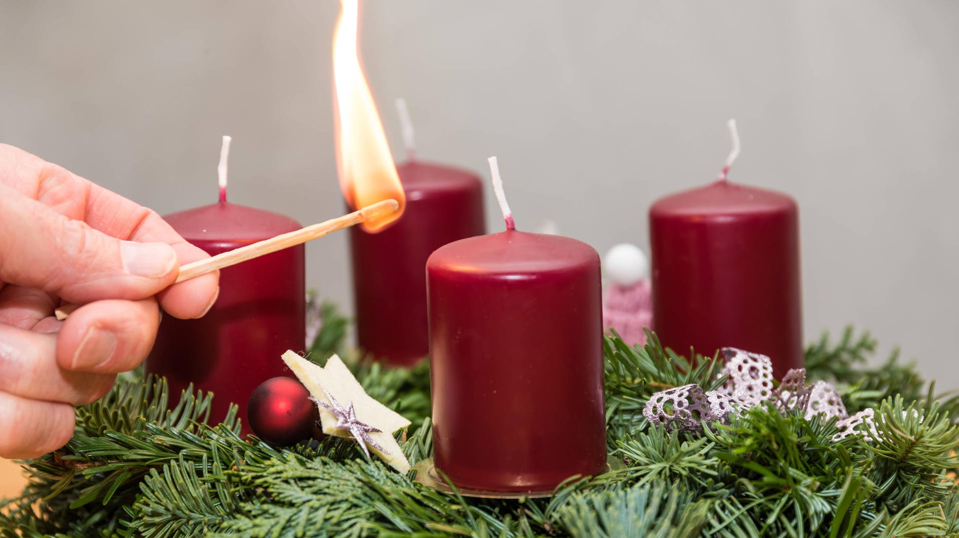 Kerze am Adventskranz (Symbolbild): Die Feuerwehr verhinderte ein Übergreifen auf die gesamte Wohnung.