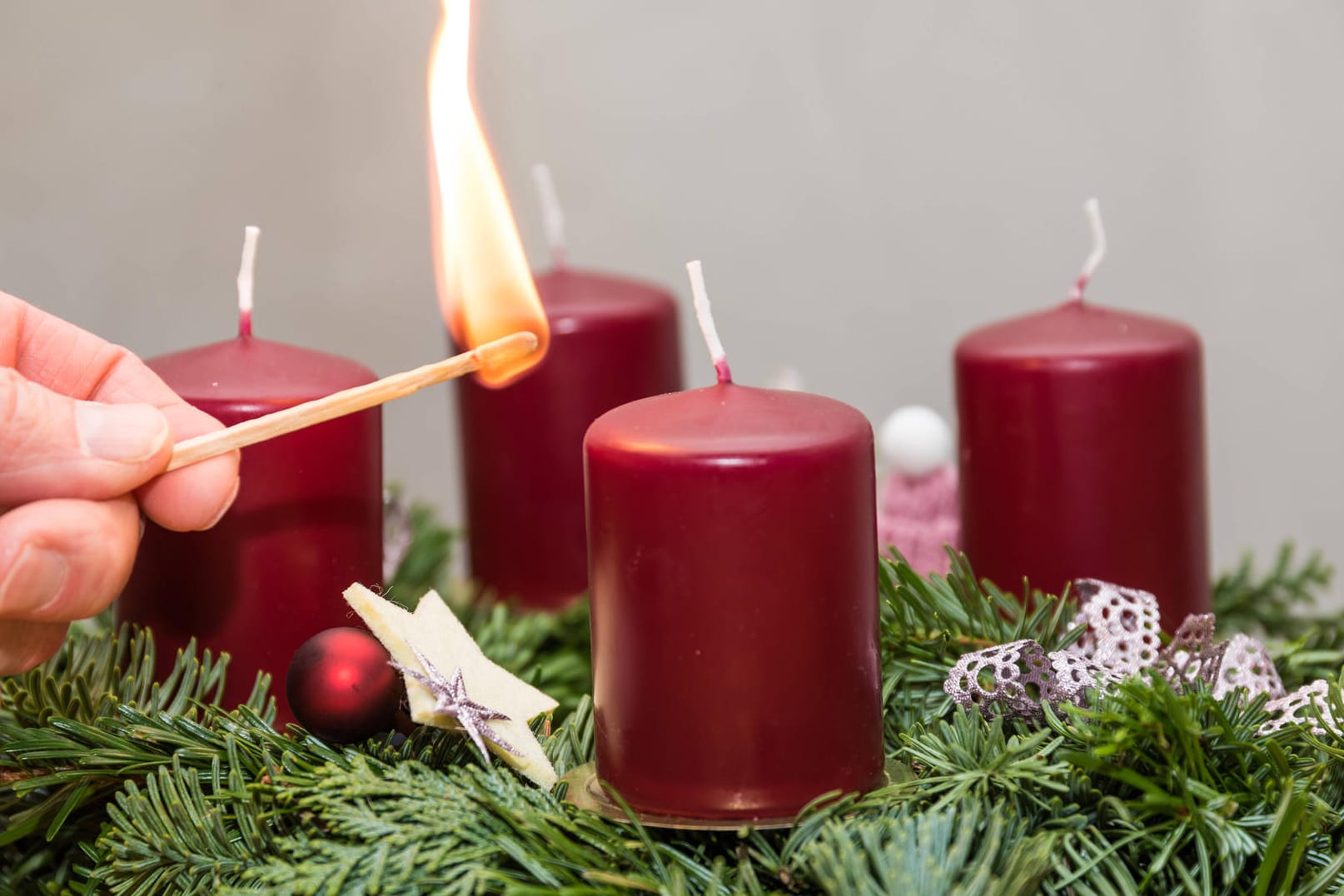 Kerze am Adventskranz (Symbolbild): Die Feuerwehr verhinderte ein Übergreifen auf die gesamte Wohnung.