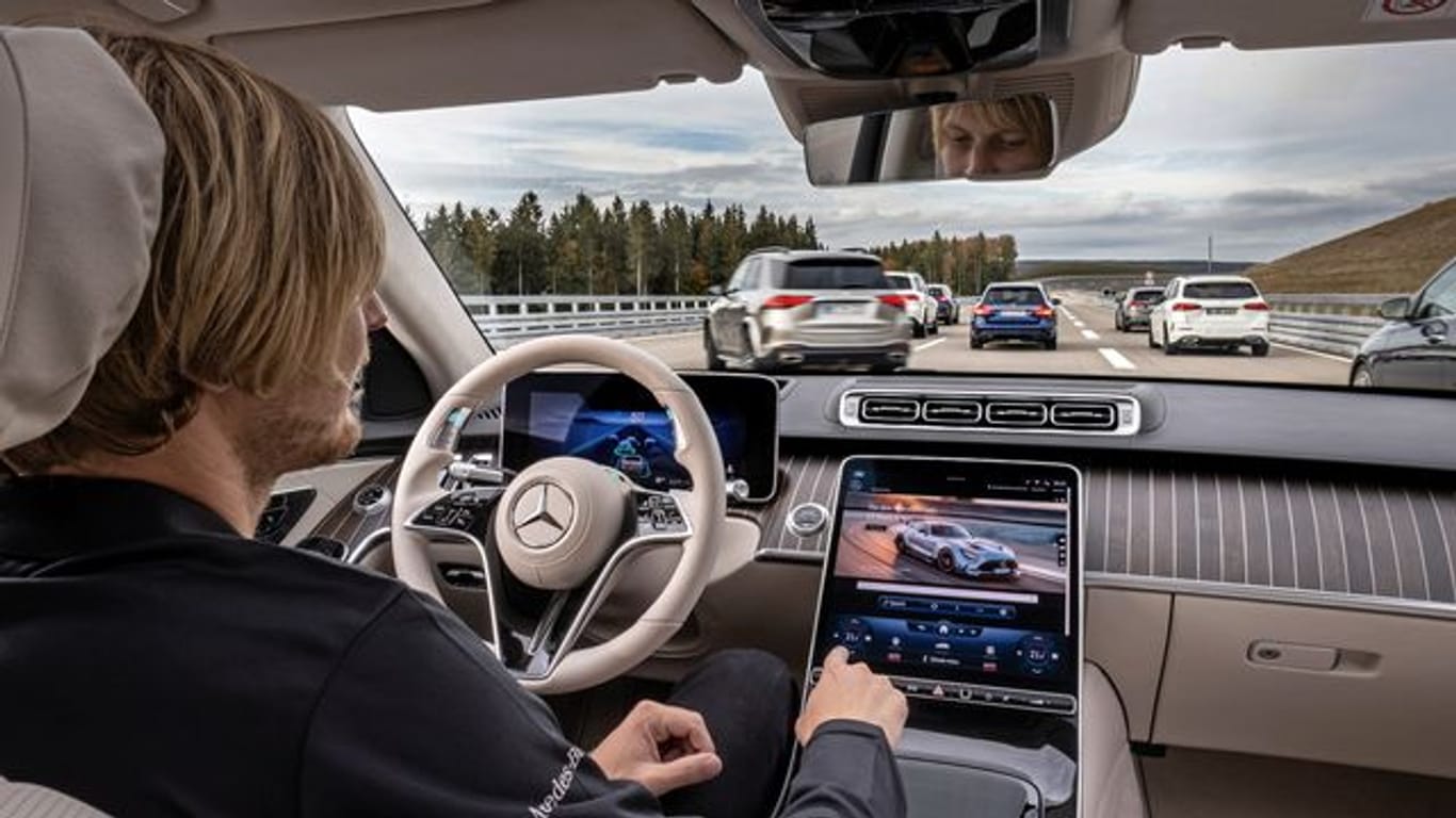 Mercedes-Benz wird vom kommenden Jahr an hochautomatisiertes Fahren in Serien-Luxuslimousinen der S-Klasse ermöglichen und damit aus eigener Sicht Branchenpionier sein.