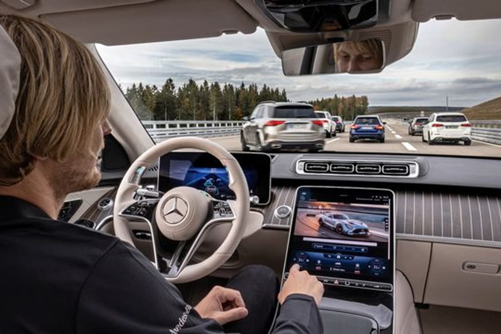Mercedes-Benz wird vom kommenden Jahr an hochautomatisiertes Fahren in Serien-Luxuslimousinen der S-Klasse ermöglichen und damit aus eigener Sicht Branchenpionier sein.