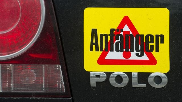 Die Führerschein-Probezeit für Fahranfänger sollte nach Ansicht der ADAC von zwei auf drei Jahre verlängert werden.