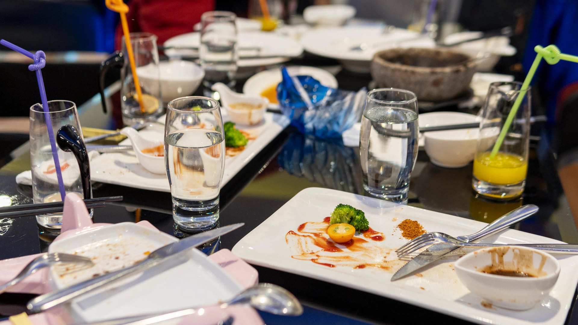 Benutztes Geschirr: Nach dem Essen können Sie dem Gastgeber Hilfe beim Ab- und Aufräumen anbieten.