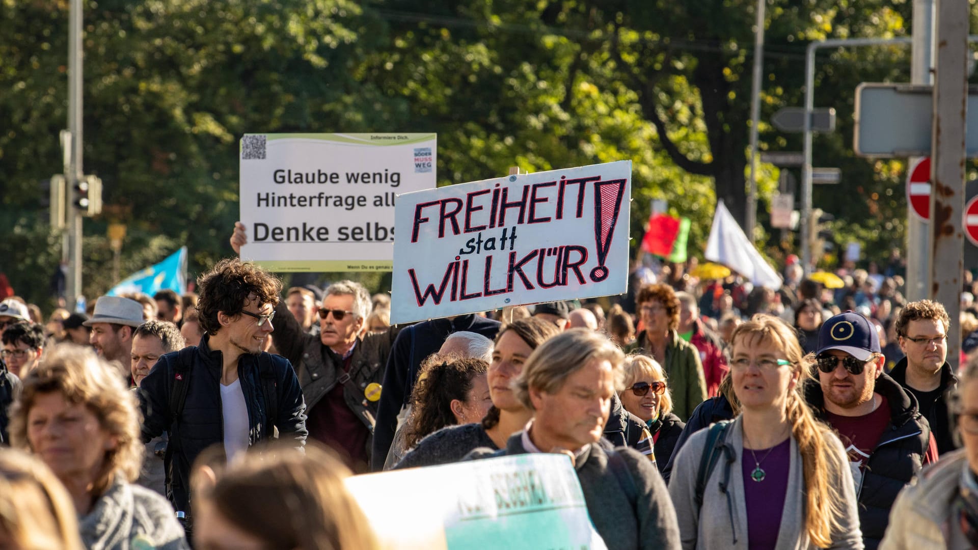 Querdenker-Demo in Nürnberg im Oktober diesen Jahres. (Archivbild) Auch diesen Donnerstag soll es wieder eine Demo geben, 70 Personen werden erwartet. Querdenker-Demo in Nürnberg im Oktober diesen Jahres. (Archivbild) Auch diesen Donnerstag soll es wieder eine Demo geben, 70 Personen werden erwartet.