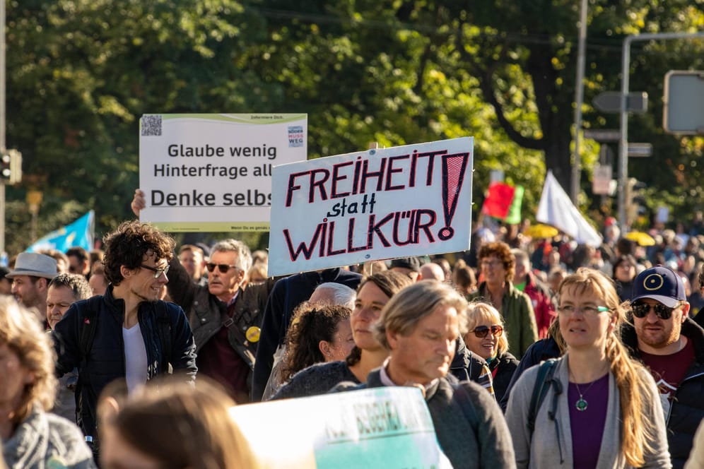 Querdenker-Demo in Nürnberg im Oktober diesen Jahres. (Archivbild) Auch diesen Donnerstag soll es wieder eine Demo geben, 70 Personen werden erwartet.