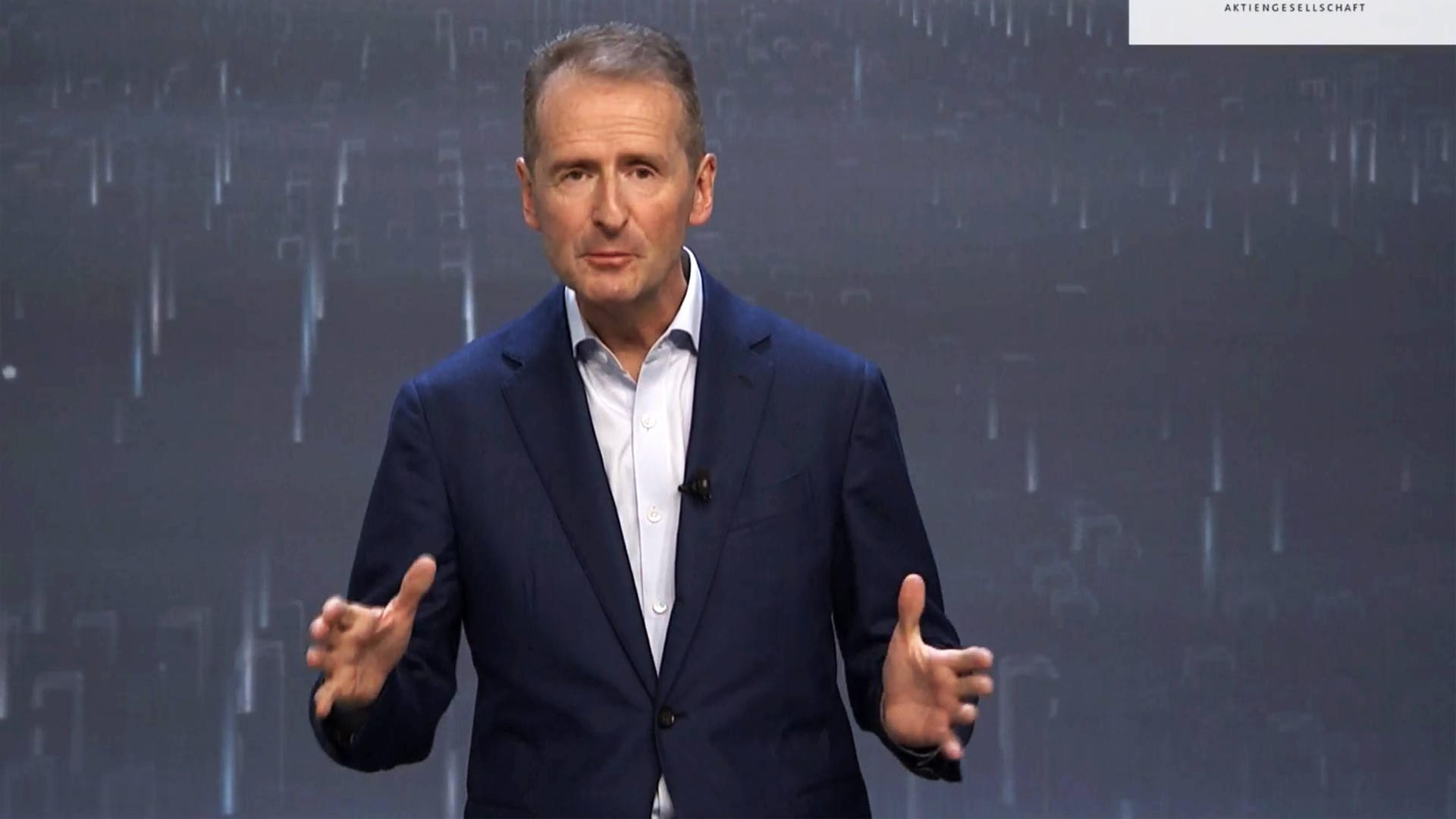 Der VW-Vorstandsvorsitzende Herbert Diess bei einer Pressekonferenz (Archivbild): Seit umstrittenen Äußerungen zu potentiellem Stellenabbau beim Automobilkonzern, steht der Chef unter Druck. Der VW-Vorstandsvorsitzende Herbert Diess bei einer Pressekonferenz (Archivbild): Seit umstrittenen Äußerungen zu potentiellem Stellenabbau beim Automobilkonzern, steht der Chef unter Druck.