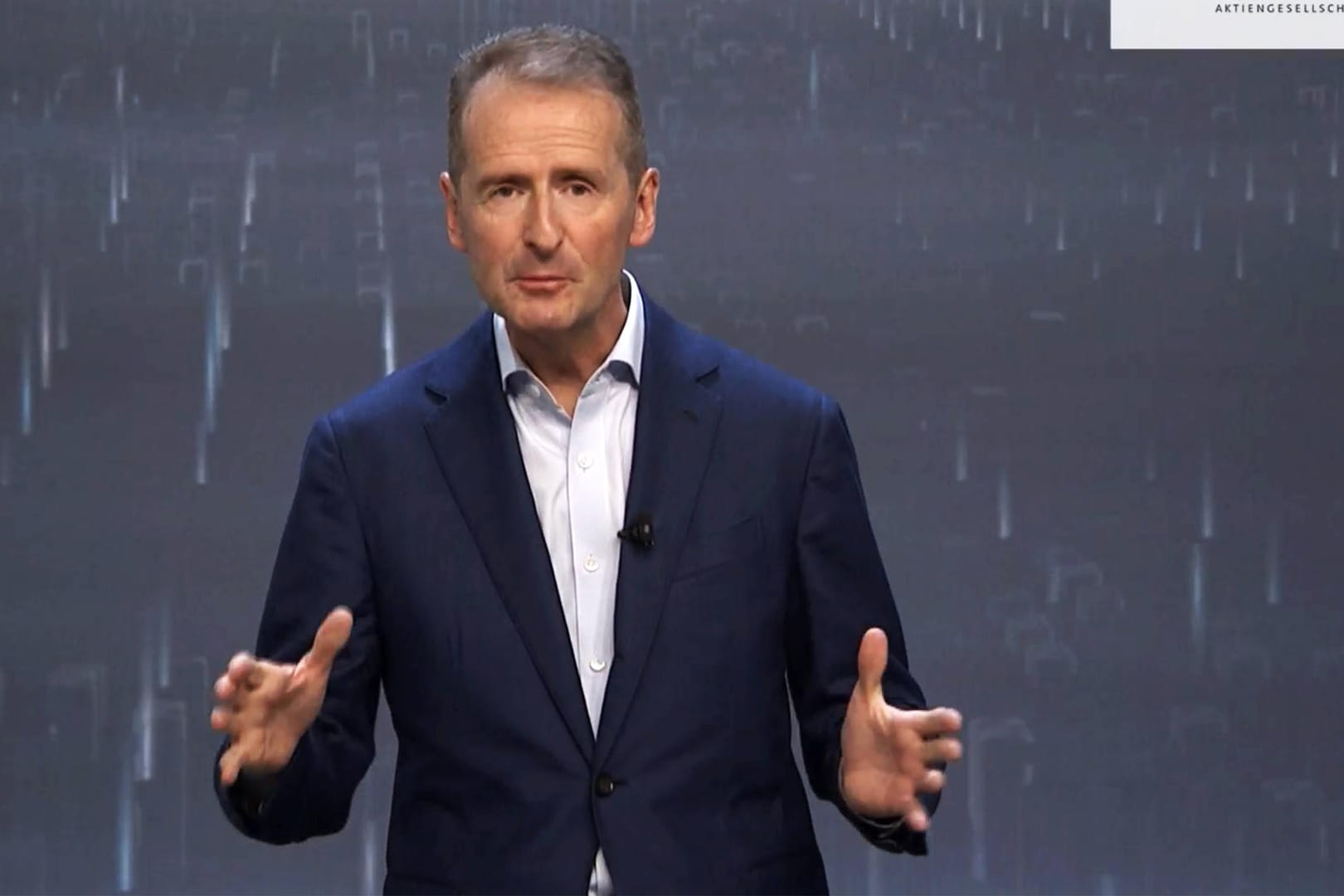 Der VW-Vorstandsvorsitzende Herbert Diess bei einer Pressekonferenz (Archivbild): Seit umstrittenen Äußerungen zu potentiellem Stellenabbau beim Automobilkonzern, steht der Chef unter Druck. Der VW-Vorstandsvorsitzende Herbert Diess bei einer Pressekonferenz (Archivbild): Seit umstrittenen Äußerungen zu potentiellem Stellenabbau beim Automobilkonzern, steht der Chef unter Druck.