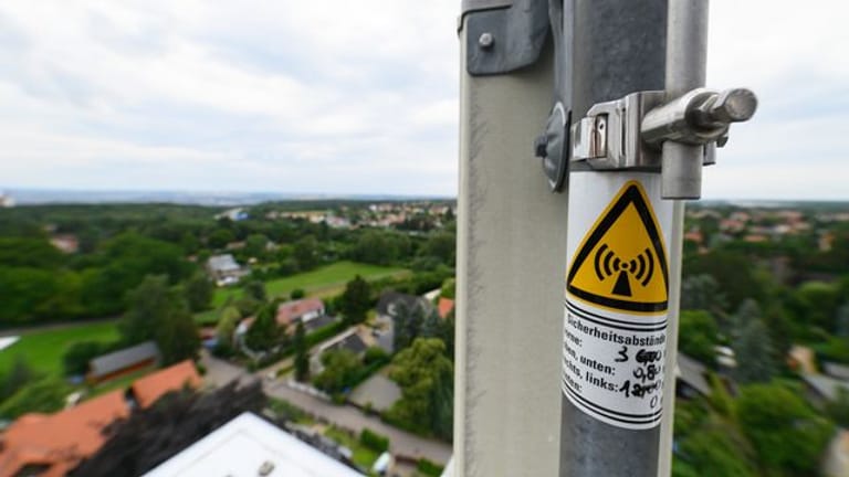 Ein Mobilfunkmast ist auf einem alten Wasserturm: Der Ausbau des 5G-Mobilfunknetzes in Deutschland kommt gut voran.
