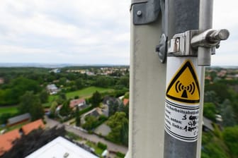 Ein Mobilfunkmast ist auf einem alten Wasserturm: Der Ausbau des 5G-Mobilfunknetzes in Deutschland kommt gut voran.