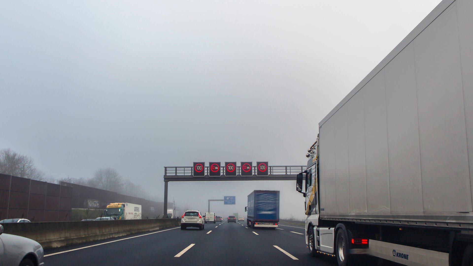 Autobahn 57 in Nordrhein-Westfalen (Archivbild): Der Mann starb noch am Unfallort.
