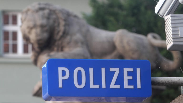 Ein Schild mit Aufschrift Polizei hängt am Polizeipräsidium in der Innenstadt von München (Symbolbild): Dem Beamten werden 149 Fälle des Verstoßes gegen das Betäubungsmittelgesetz vorgeworfen.