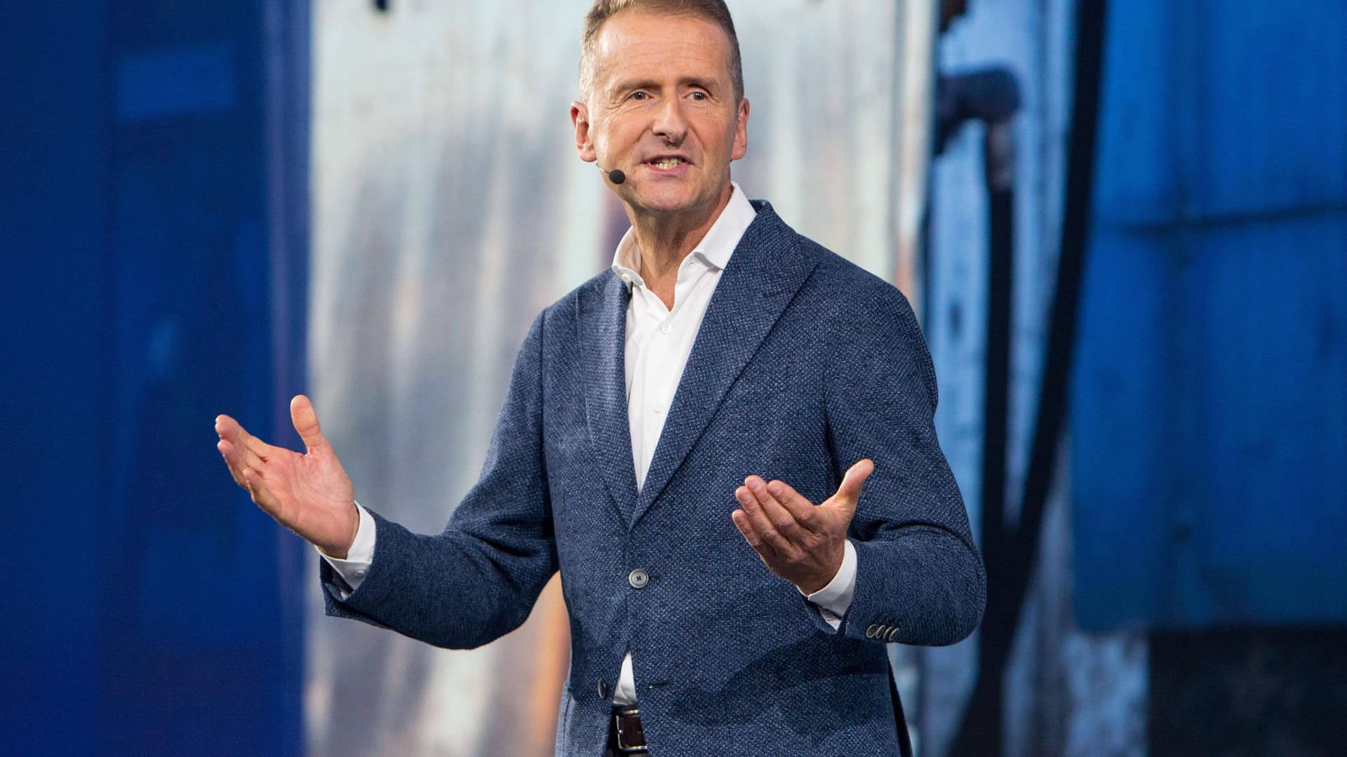 Der VW-Vorstandsvorsitzende Herbert Diess (Archivbild): Seit umstrittenen Äußerungen zu potentiellem Stellenabbau beim Automobilkonzern, steht der Chef unter Druck. Der VW-Vorstandsvorsitzende Herbert Diess (Archivbild): Seit umstrittenen Äußerungen zu potentiellem Stellenabbau beim Automobilkonzern, steht der Chef unter Druck.