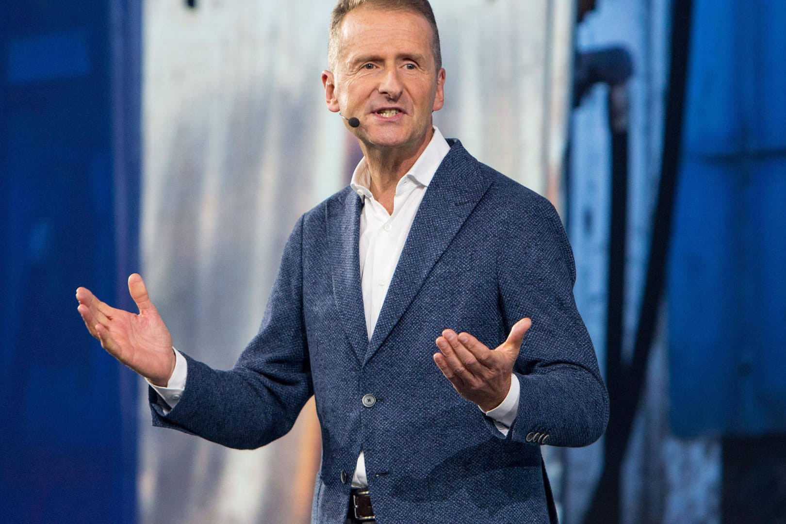Der VW-Vorstandsvorsitzende Herbert Diess (Archivbild): Seit umstrittenen Äußerungen zu potentiellem Stellenabbau beim Automobilkonzern, steht der Chef unter Druck. Der VW-Vorstandsvorsitzende Herbert Diess (Archivbild): Seit umstrittenen Äußerungen zu potentiellem Stellenabbau beim Automobilkonzern, steht der Chef unter Druck.