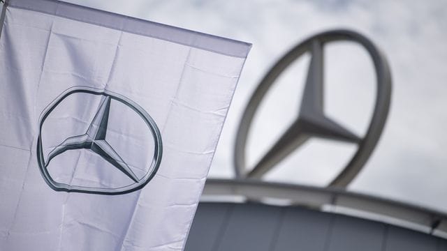 Mercedes-Benz wird vom kommenden Jahr an hochautomatisiertes Fahren in Serien-Luxuslimousinen der S-Klasse ermöglichen.