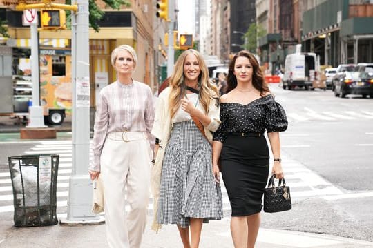 Carrie (Sarah Jessica Parker M), Miranda (Cynthia Nixon, l) und Charlotte (Kristin Davis) in "And Just Like That.