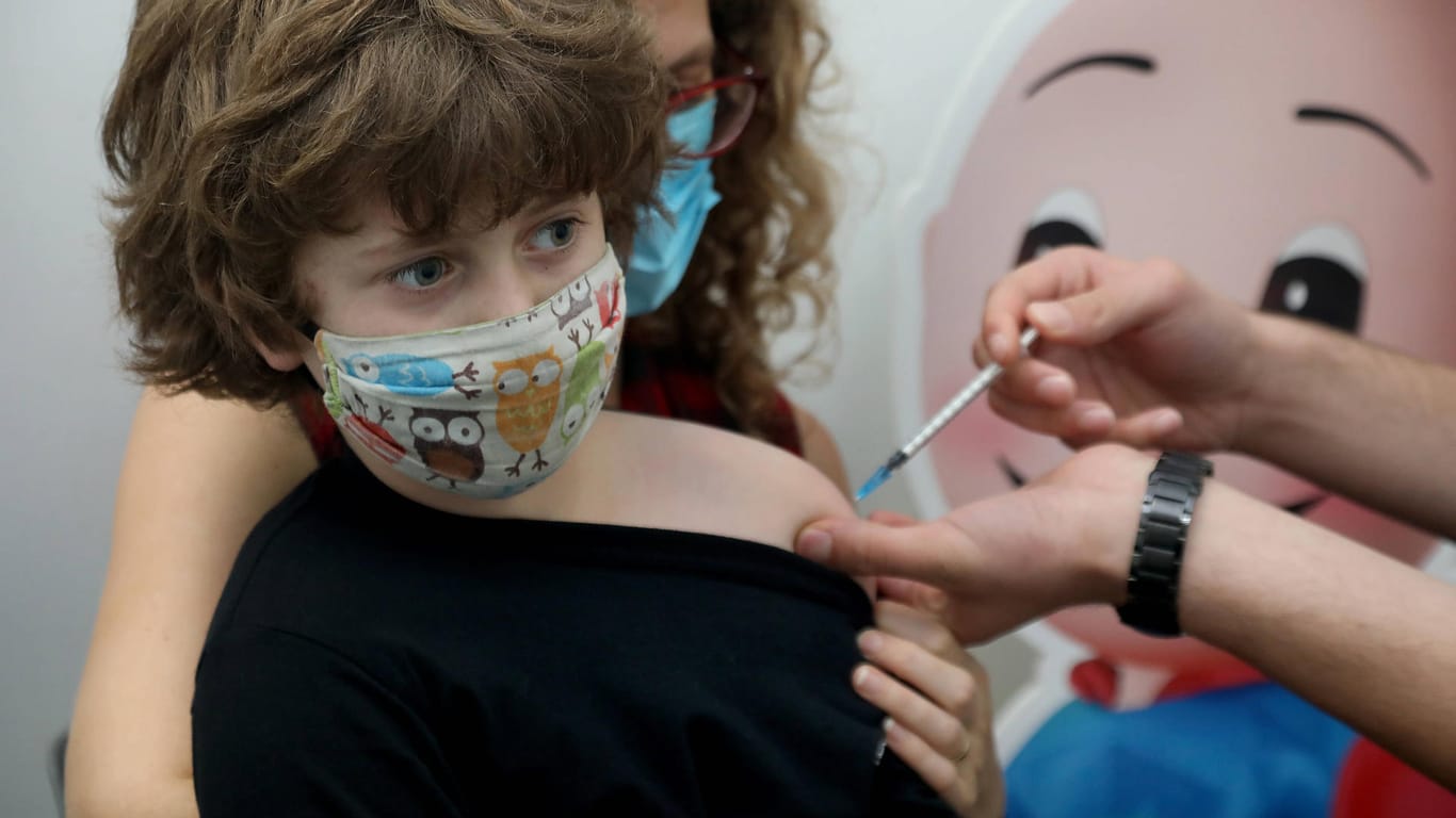 Kind in Israel wird gegen Corona geimpft: In dem Land sind Impfungen von Fünf- bis Elfjährigen bereits seit November erlaubt. (Archivfoto)