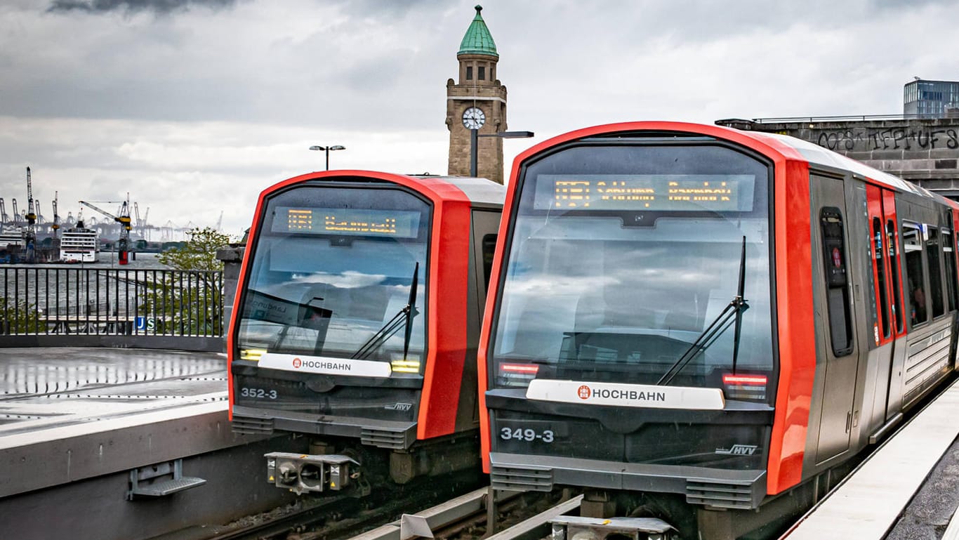 Zwei U-Bahnen stehen in Hamburg nebeneinander an einem Bahngleis (Archivbild): Der ÖPNV soll in den nächsten Jahren weiter ausgebaut werden.