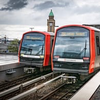 Zwei U-Bahnen stehen in Hamburg nebeneinander an einem Bahngleis (Archivbild): Der ÖPNV soll in den nächsten Jahren weiter ausgebaut werden.