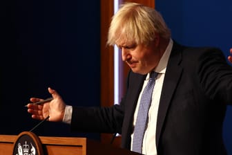 Boris Johnson: In Großbritannien breitet sich die Omikron-Variante des Coronavirus immer weiter aus und der Premierminister gerät dabei gleich doppelt unter Druck.