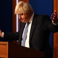 Boris Johnson: In Großbritannien breitet sich die Omikron-Variante des Coronavirus immer weiter aus und der Premierminister gerät dabei gleich doppelt unter Druck.