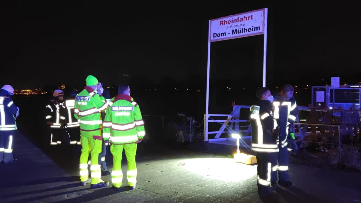 Einsatzkräfte am Rhein: Die Suche in der Dunkelheit blieb erfolglos.