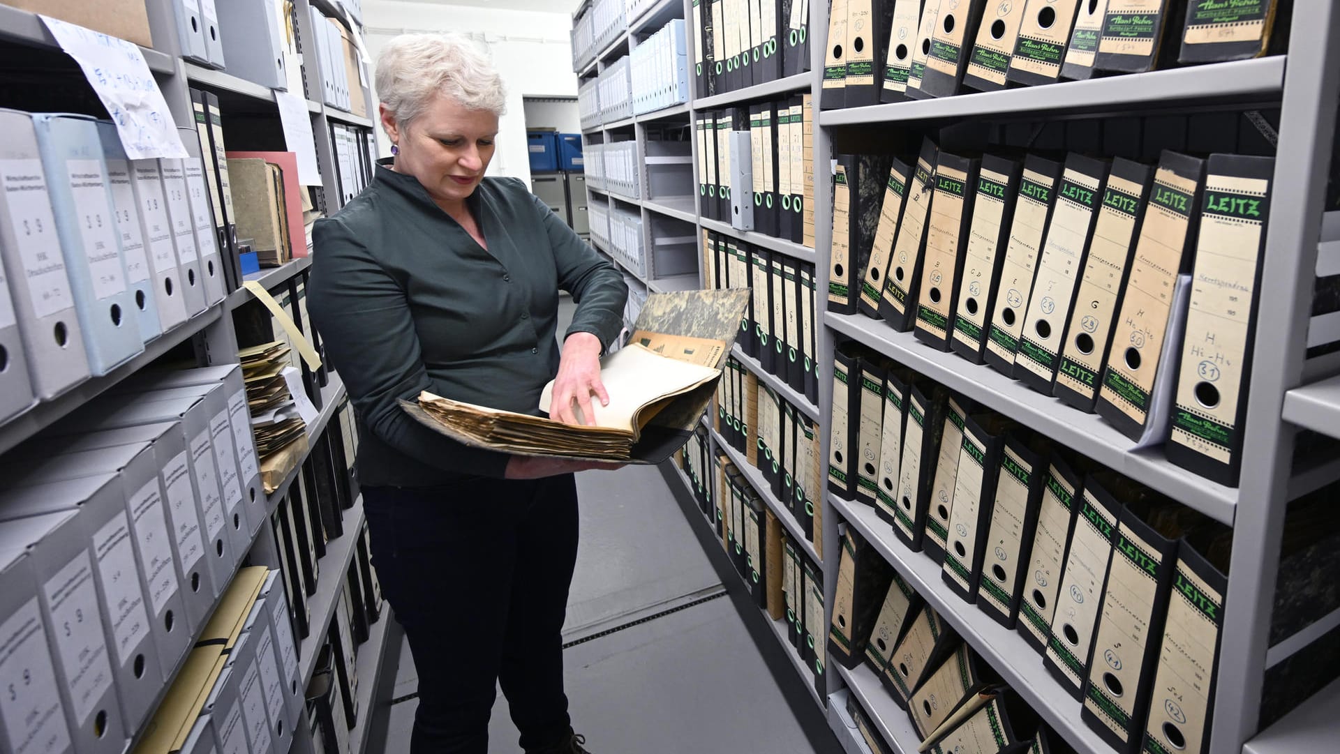 Britta Leise, die Direktorin des Wirtschaftsarchivs Baden-Württemberg, hält einen Aktenordner in dem die sogenannte "Silberabgabe" im NS-Regime dokumentiert wird: Juden mussten in Deutschland vom Jahr 1939 an Juwelen, Schmuck und Edelmetalle auf Befehl des NS-Regimes abgeben. In der Städtischen Pfandleihe wurden die Akten über die Zwangsabgabe von Wertgegenständen gefunden und jetzt dem Wirtschaftsarchiv übergeben.