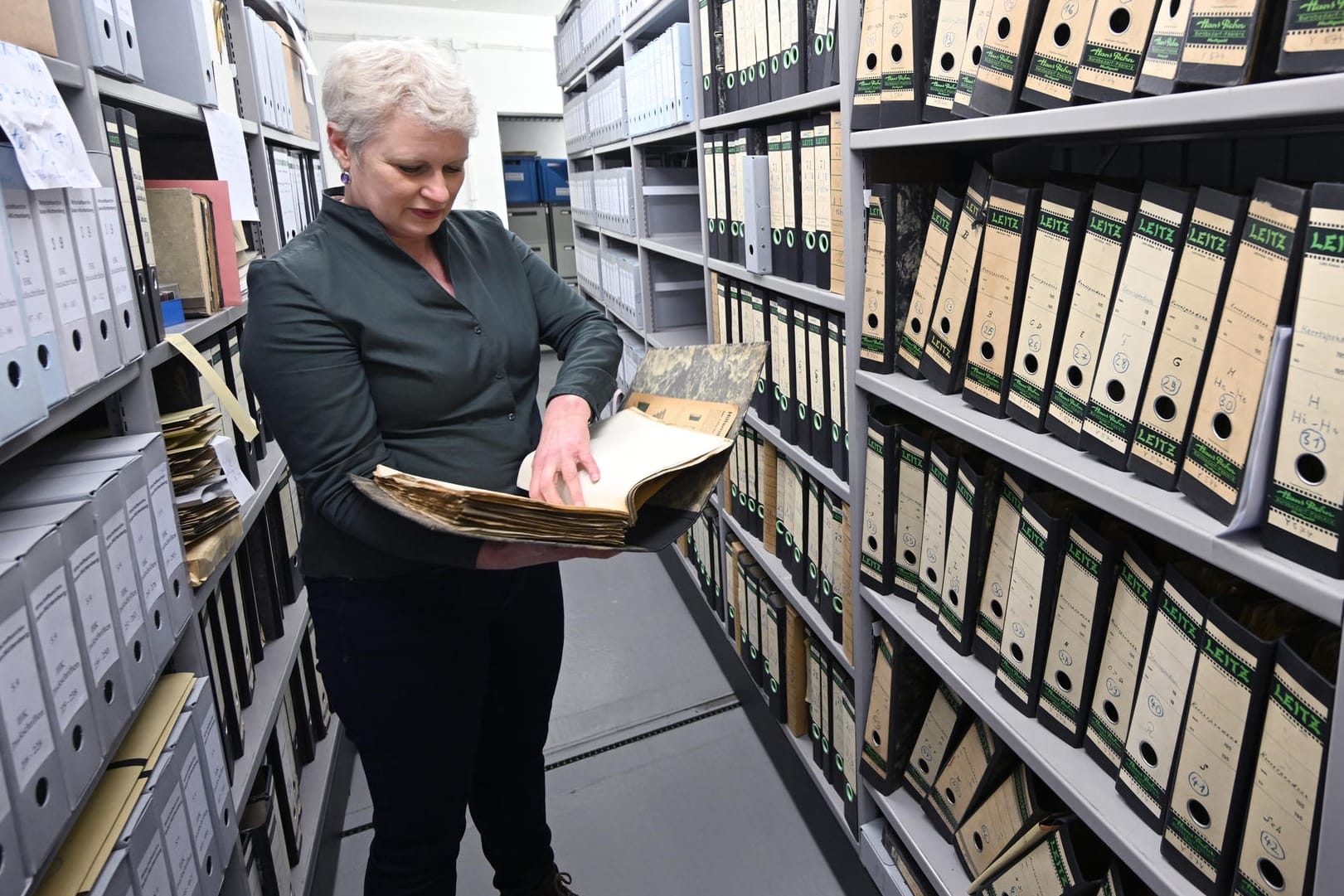 Britta Leise, die Direktorin des Wirtschaftsarchivs Baden-Württemberg, hält einen Aktenordner in dem die sogenannte "Silberabgabe" im NS-Regime dokumentiert wird: Juden mussten in Deutschland vom Jahr 1939 an Juwelen, Schmuck und Edelmetalle auf Befehl des NS-Regimes abgeben. In der Städtischen Pfandleihe wurden die Akten über die Zwangsabgabe von Wertgegenständen gefunden und jetzt dem Wirtschaftsarchiv übergeben.