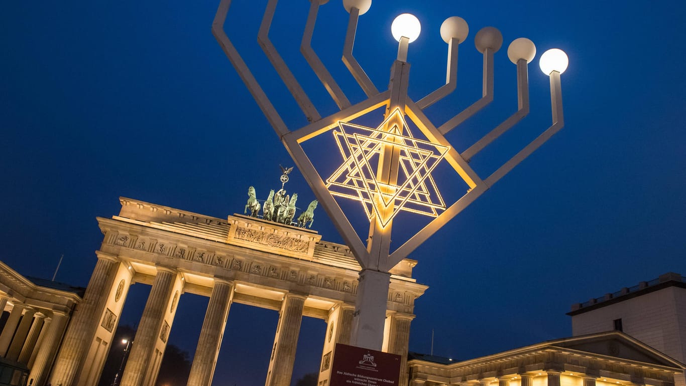 Chanukka-Leuchter vor dem Brandenburger Tor in Berlin (Archivbild): Mehrere der Leuchter wurden beschädigt.