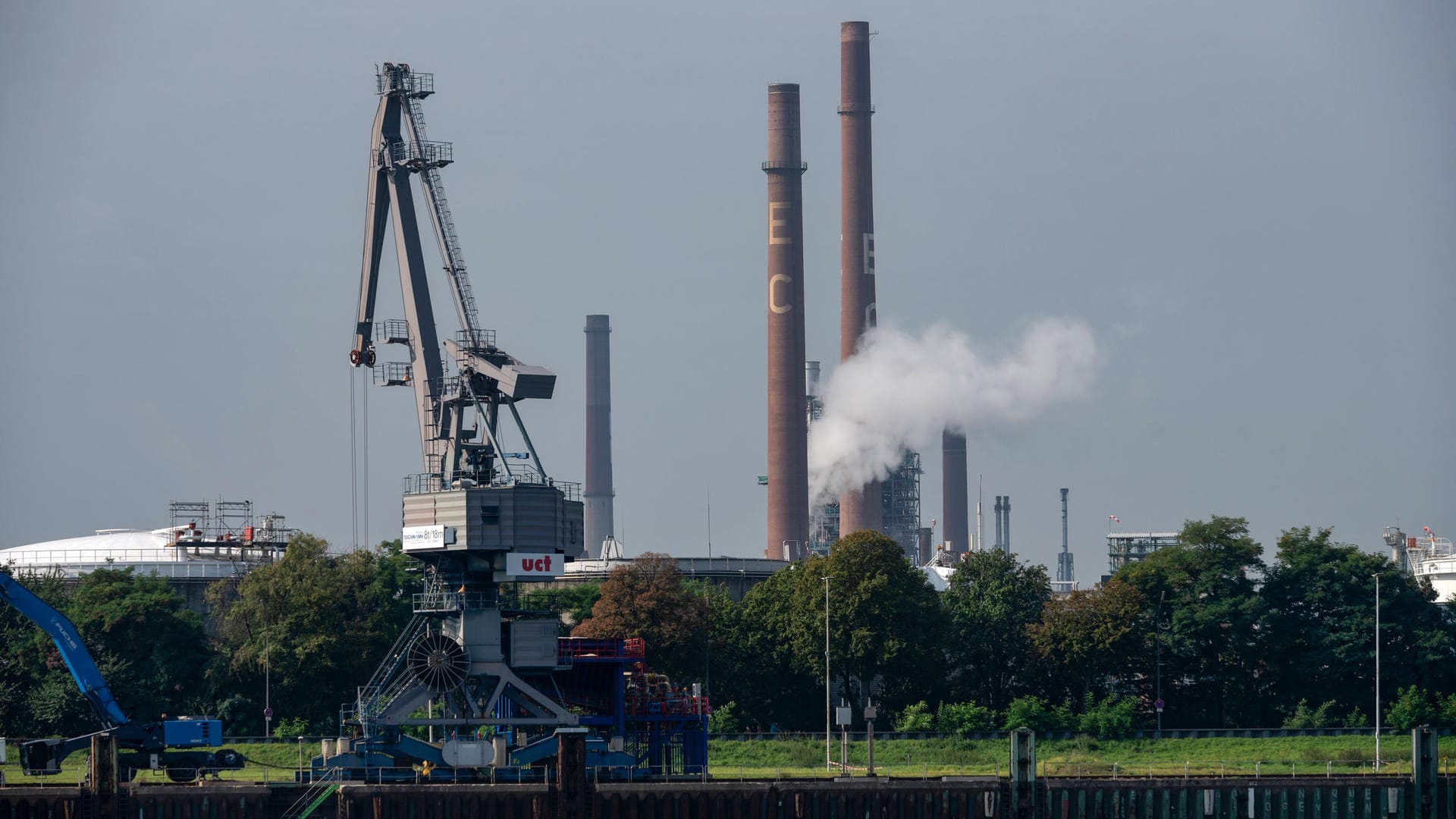 Der Chempark Dormagen von der anderen Rheinseite aus gesehen (Archivbild): Neben zwei Mitarbeitern wurden auch drei Rettungskräfte durch die Lauge verletzt.