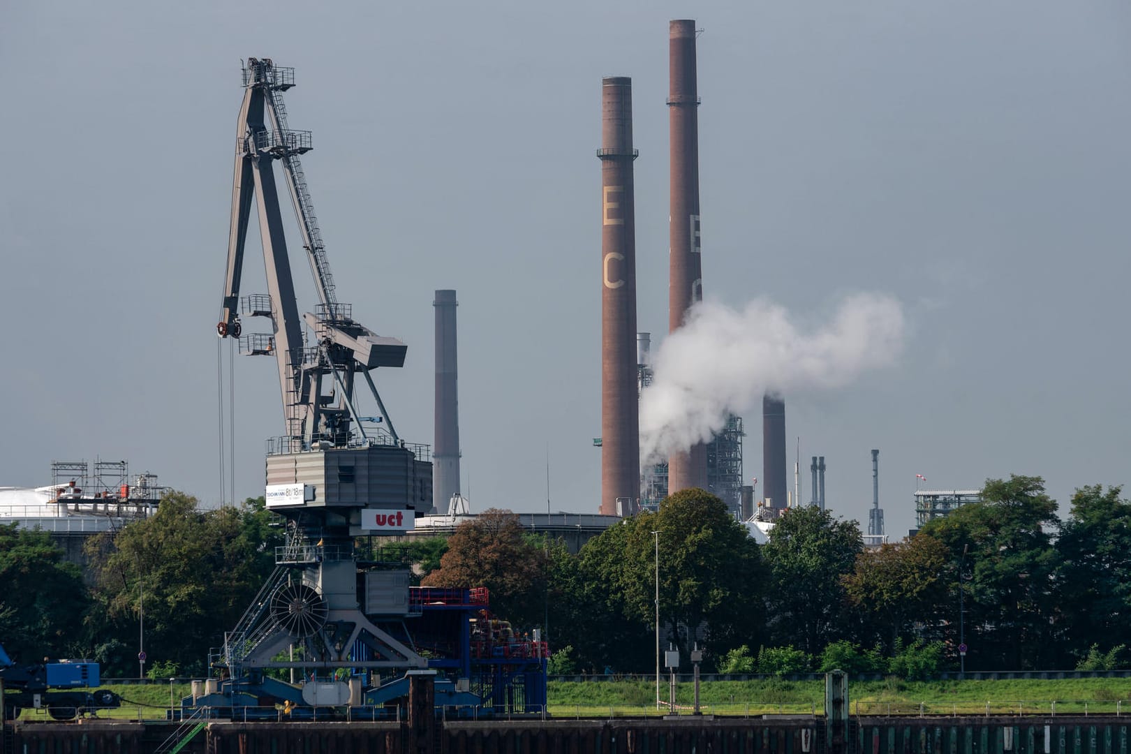 Der Chempark Dormagen von der anderen Rheinseite aus gesehen (Archivbild): Neben zwei Mitarbeitern wurden auch drei Rettungskräfte durch die Lauge verletzt.