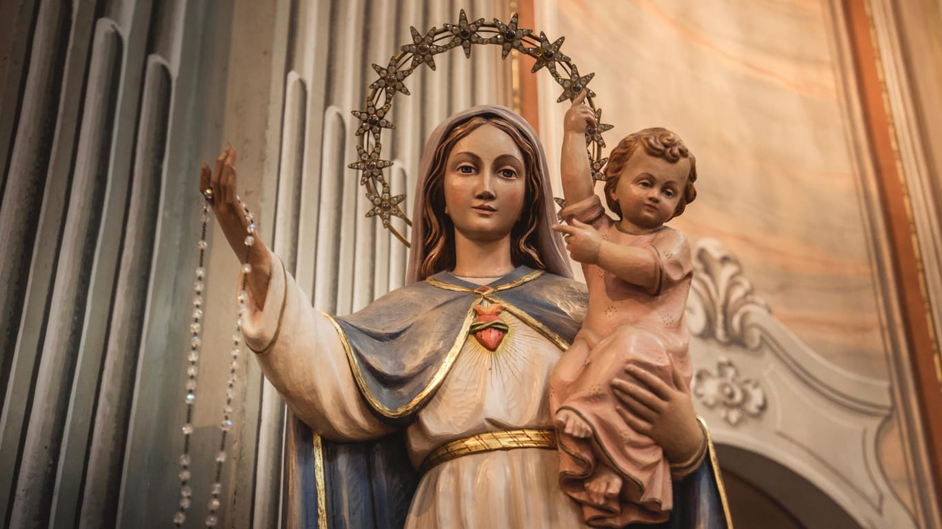Maria: Sie ist im katholischen Glauben der einzige Mensch, der ohne Erbsünde geboren wurde.