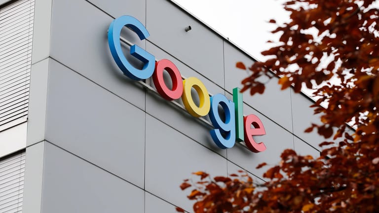 Das Google-Logo (Symbolbild): Der Internetkonzern verzichtet aus Sorge um die Omikron-Variante zunächst auf eine Rückkehr aus dem Homeoffice.